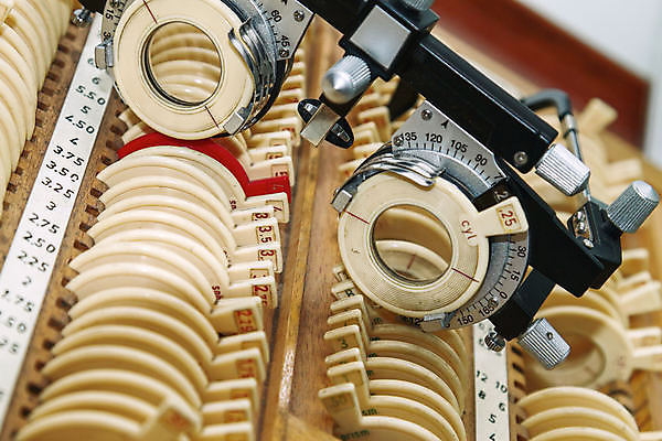 포토 JPG 해외이미지 응시 안경 얼굴 포즈 컨셉 해부 프레임 건강 사람없음 상자 약 머리 건강관리 장비 시험 공구 질병 측정 시력 비전 재판 안과 시력검사 카메라렌즈 광학 검안사 해외포토 직업 시선 잡화 교육 의학 병원 관리 신체부위 카메라 도구 검사_조사 법 파일형식 안경사 이미지허브