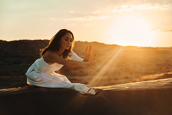 포토 JPG 해외이미지 라이프스타일 드레스 여자 행복 모래 포즈 이동 청소년 자연 건강 미술 한명 사람 동양인 야외 여름 모래사장 운동 햇빛 뷰티 일출 침묵 일몰 연주자 댄서 사막 흰색 춤 우아함 집중 발레 연습 발레리나 단아함 카피스페이스 해외포토 직업 1 옷 계절 감정 바다 컬러 컨셉 문화예술 인종 생활 태양 노을 소리 공백 음악가 생태계 파일형식 이미지허브