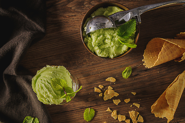 포토 JPG 해외이미지 그릇 아이스크림 실내 사람없음 하이앵글 달콤 천 민트 아이스크림콘 부스러기 스쿱 피스타치오 나무배경 해외포토 식기 뷰포인트 백그라운드 디저트 내부 견과류 직물 맛 허브 콘 파일형식 이미지허브