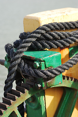 포토 JPG 해외이미지 밧줄 사람없음 목재 초록색 검은색 바퀴 치아 해군 볼트 기어 해외포토 나무 줄 컬러 재료 군대 공구 소화기관 파일형식 이미지허브