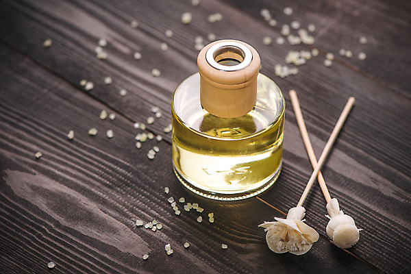 포토 JPG 해외이미지 실내 사람없음 화장품 나무막대 디퓨저 에스테틱 입욕소금 나무배경 해외포토 백그라운드 내부 뷰티 미용용품 막대 소금 파일형식 이미지허브