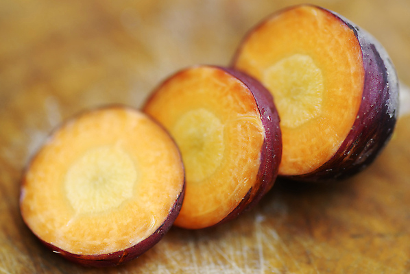 포토 JPG 해외이미지 식물 음식 조각 농업 다이어트 채소 오렌지 재료 건강 요리 사람없음 목재 농작물 주방 보라색 당근 수확 용 신선 원형 닫기 자르기 먹기 준비 유기농 날것 슬라이스 생식 숙성 채식주의자 개조 해외포토 도형 나무 웰빙 산업 컬러 과일 모션 뿌리채소 채식 파일형식 이미지허브