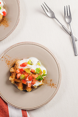 포토 JPG 해외이미지 접시 포크 딸기 디저트 실내 키위 사람없음 하이앵글 식탁보 달콤 민트 흰배경 와플 과일조각 해외포토 식기 음식 뷰포인트 조각 백그라운드 과일 내부 흰색 맛 허브 파일형식 이미지허브