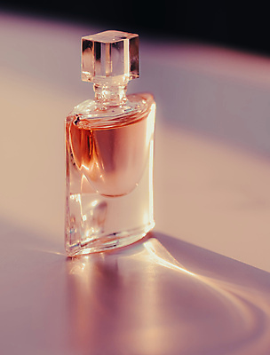 포토 JPG 해외이미지 실내 사람없음 뷰티 화장품 향수 향수병 브랜딩 세련 분홍색배경 해외포토 분홍색 백그라운드 내부 병_담는 파일형식 이미지허브