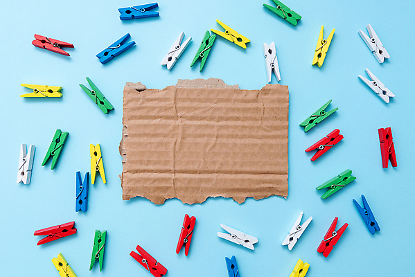 포토 JPG 해외이미지 디자인 종이 포장 프레임 사람없음 줄무늬 공백 파란배경 패키지 찢어짐 빨래집게 골판지 구식 양피지 카피스페이스 해외포토 백그라운드 무늬 모션 집게 파란색 파일형식 이미지허브