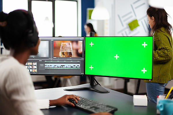 포토 JPG 해외이미지 여자 실내 상반신 성인 그래픽 세명 모니터 키보드 그래픽디자이너 성인여자만 크로마키 영상편집 해외포토 사람 내부 컴퓨터 디자이너 여자만 성인만 파일형식 이미지허브