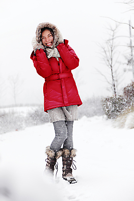 포토 JPG 해외이미지 백인 모자 라이프스타일 계절 여자 행복 백그라운드 겨울 신체 장난 자연 놀이 부츠 한명 미소 웃음 사람 동양인 소녀 성인 야외 빨간색 목도리 추위 코트 흰색 표현 가득함 길이 폭설 눈내림 혼혈 해외포토 서양인 1 잡화 감정 어린이 컬러 신발 눈_날씨 표정 인종 생활 외투 자연재해 생태계 다문화 파일형식 이미지허브