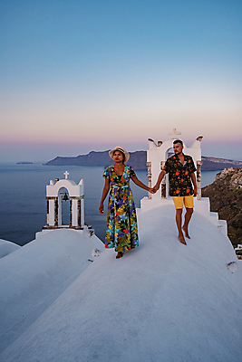 포토 JPG 해외이미지 전신 부부 여자 남자 바다 여행 십자가 하늘 지붕 함께함 사랑 성인 두명 건물 옆모습 교회 마을 손잡기 신혼여행 산토리니 성인만 해외포토 건축물 커플 감정 뷰포인트 결혼 컨셉 종교건축 모션 사람 그리스 파일형식 이미지허브