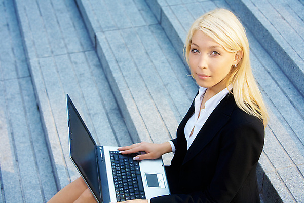 포토 JPG 해외이미지 학생 라이프스타일 외관 응시 여자 인터넷 비즈니스 모바일 거리 한명 사람 앉기 정장 20대 성인 야외 노트북 컴퓨터 금발 마주보기 계단 디지털 웹 도시 작업 비즈니스우먼 그물 이메일 연결 무선전화기 멀리 단계 설정 변호사 인터넷주소 접근 해외포토 직업 1 헤어스타일 시선 옷 모션 청년 생활 전자제품 직장인 전화기 파일형식 이미지허브