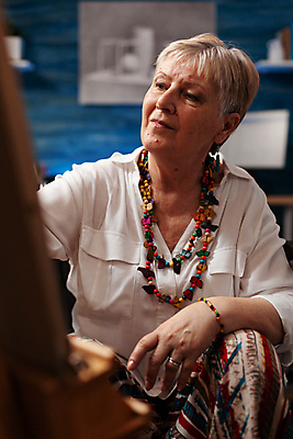 포토 JPG 해외이미지 여자 노년 할머니 실내 한명 미소 들기 상반신 앞모습 그리기 소프트포커스 집중 노인여자한명만 해외포토 1 뷰포인트 컨셉 모션 촬영기법 표정 사람 성인 내부 여자한명만 노인여자만 파일형식 이미지허브