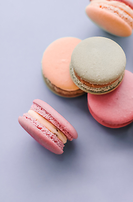 포토 JPG 해외이미지 디저트 실내 사람없음 달콤 마카롱 보라색배경 해외포토 음식 백그라운드 내부 보라색 맛 파일형식 이미지허브