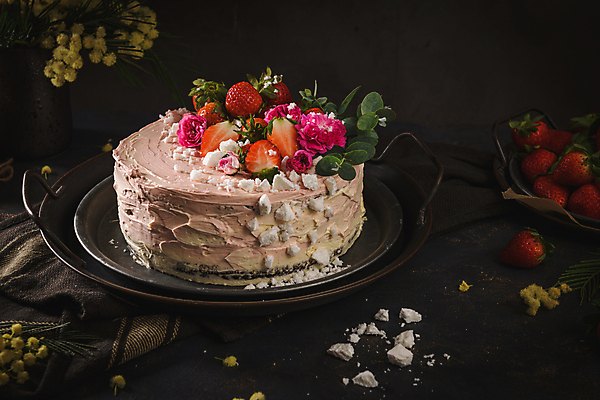 포토 JPG 해외이미지 접시 꽃 잎 딸기 검은배경 단면 디저트 실내 사람없음 식탁보 달콤 딸기케이크 해외포토 식물 식기 음식 백그라운드 과일 내부 케이크 검은색 맛 파일형식 이미지허브