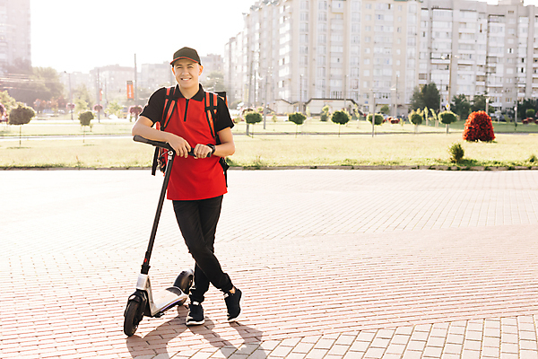 포토 JPG 해외이미지 남자 얼굴 음식 유니폼 배낭 노동자 주택 피자 한명 사람 야외 건물 상자 식당 일몰 스쿠터 표현 도시 업무 배달원 우체부 서비스 에코 친환경 생태계 질서 타운 판지 해외포토 직업 1 건축물 옷 가방 패스트푸드 서양음식 신체부위 노을 환경 상점 오토바이 예절 작업 파일형식 이미지허브