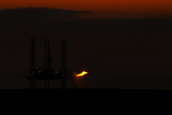 포토 JPG 해외이미지 식물 산업 바다 공장 자연 하늘 아침 해변 사람없음 물 일출 탑 항구 힘 일몰 장비 에너지 탐험 화물 기름 휘발유 석유 컨테이너 조선소 기중기 함선 연료 가스 포트 자원 공학 단상 폴란드 유지 송곳 조작 해외포토 주간 자연요소 건축물 교육 유럽 음식 배_교통 공업 교통시설 노을 운송업 중장비 생태계 파일형식 이미지허브