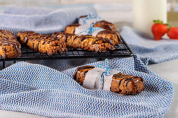 포토 JPG 해외이미지 리본 포장 실내 사람없음 아웃포커스 초콜릿 달콤 건강식품 에너지바 종이호일 식힘망 해외포토 음식 디저트 촬영기법 건강 내부 주방도구 맛 제빵도구 파일형식 이미지허브