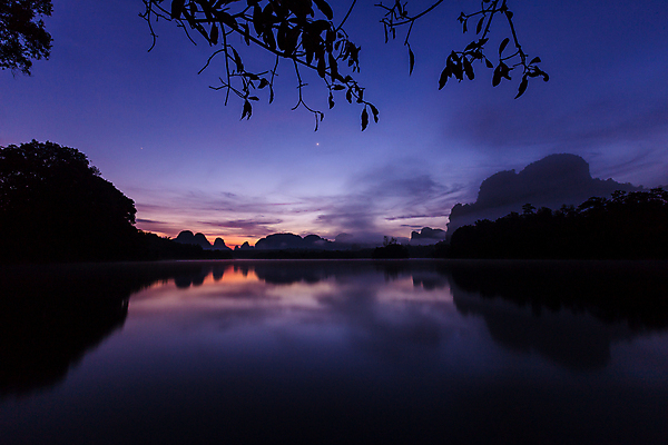포토 JPG 해외이미지 실루엣 아시아 호수 파도 바다 여행 태국 자연 아침 산 사람없음 빛 강 햇빛 반사 노란색 일출 환경 황혼 일몰 새벽 안개 도시 황금 숲 해외포토 주간 자연요소 나라 컬러 날씨 촬영기법 태양 노을 생태계 파일형식 이미지허브