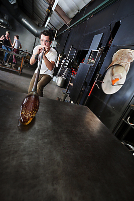 포토 JPG 해외이미지 백인 여자 남자 유럽 산업 회사 비즈니스 공장 유리 탁자 노동자 실내 미술 사람 세명 꽃병 장비 흰색 공구 잡기 작업 뜨거움 작업실 오븐 제조 불기 철 오브젝트 바쁨 예술가 튜브 장인 용광로 작업대 철강 중소기업 해외포토 서양인 직업 꽃 나라 컬러 가구 공업 모션 재질 문화예술 내부 가전제품 도구 파일형식 이미지허브