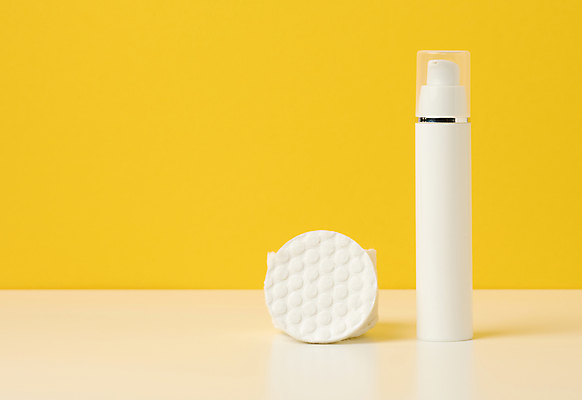 포토 JPG 해외이미지 실내 사람없음 화장품 피부관리 스킨케어 공병 노란배경 화장솜 목업 브랜딩 해외포토 백그라운드 내부 뷰티 노란색 화장용품 병_담는 파일형식 이미지허브