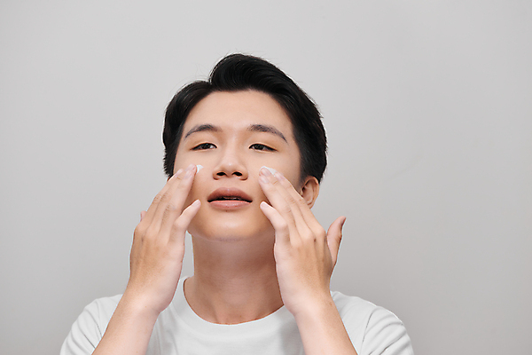 포토 JPG 해외이미지 남자 회색배경 실내 한명 동양인 상반신 성인 앞모습 뷰티 크림 바르기 스킨케어 자기관리 성인남자한명만 그루밍족 해외포토 1 뷰포인트 백그라운드 모션 사람 인종 내부 회색 남자한명만 성인남자만 파일형식 이미지허브