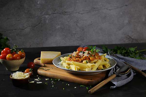 포토 JPG 해외이미지 그릇 접시 포크 방울토마토 회색배경 파스타 실내 사람없음 숟가락 나무도마 볼로네즈스파게티 펜네 페스토 해외포토 식기 백그라운드 토마토 도마 서양음식 수저 스파게티 내부 목재 회색 소스_음식 파일형식 이미지허브