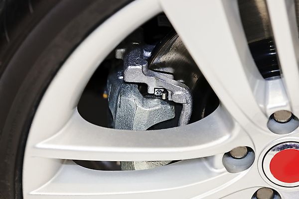 포토 JPG 해외이미지 디자인 외관 산업 선 신체 공장 모션 자동차 표면 실내 사람없음 빛 반사 금속 기계 에너지 나사 바퀴 구멍 닫기 제조 상품 플라스틱 철 묘사 타이어 지역 보닛 모터 자동 철강 힘찬 탄소 해외포토 육상교통 컨셉 공업 재질 내부 공구 파일형식 이미지허브