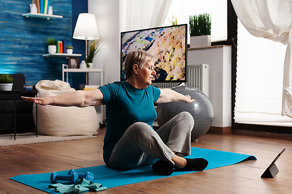 포토 JPG 해외이미지 전신 백인 노년 거실 요가 팔벌리기 건강 한명 앉기 옆모습 운동복 태블릿 운동 스트레칭 아령 매트 짐볼 헬스밴드 노인여자한명만 해외포토 서양인 1 웰빙 옷 뷰포인트 모션 사람 성인 전자제품 스마트기기 여자한명만 노인여자만 파일형식 이미지허브