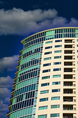 포토 JPG 해외이미지 디자인 외관 건축양식 창문 유리 하늘 아파트 주택 사람없음 건물 파란색 탑 고층빌딩 발코니 도시 재산 고급 큼 갑판 콘도 개발 해외포토 건축물 건축 컬러 컨셉 배_교통 재질 숙소 빌딩 금융 크기 파일형식 이미지허브