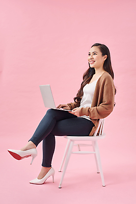 포토 JPG 해외이미지 전신 응시 여자 분홍색 의자 한명 미소 앉기 동양인 성인 옆모습 노트북 컴퓨터 타이핑 비즈니스우먼 성인여자한명만 해외포토 1 시선 뷰포인트 컬러 가구 비즈니스 모션 표정 사람 인종 전자제품 직장인 여자한명만 성인여자만 파일형식 이미지허브