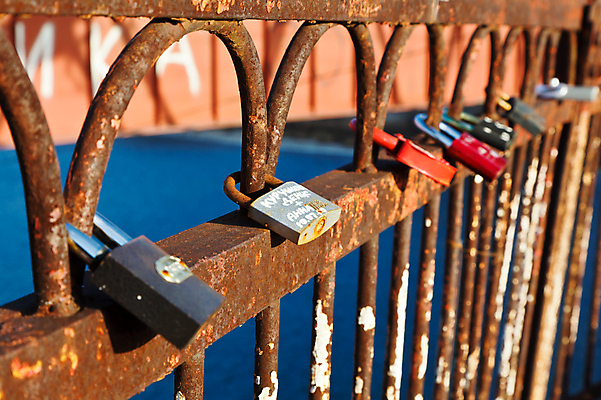 포토 JPG 해외이미지 전통 문화 여행 결혼 컨셉 건축양식 결혼식 열쇠 휴가 자물쇠 사랑 경비 사람없음 야외 빨간색 물 울타리 강 금속 우정 하트 철 심볼 묘사 오브젝트 부식 약속 잠금 러시아 기념품 타운 보험 그런지 옛날 철강 철책 통일 해외포토 자연요소 모양 건축 감정 유럽 컬러 재질 안전 이벤트 친구 담장 도시 보호 보안 파일형식 이미지허브