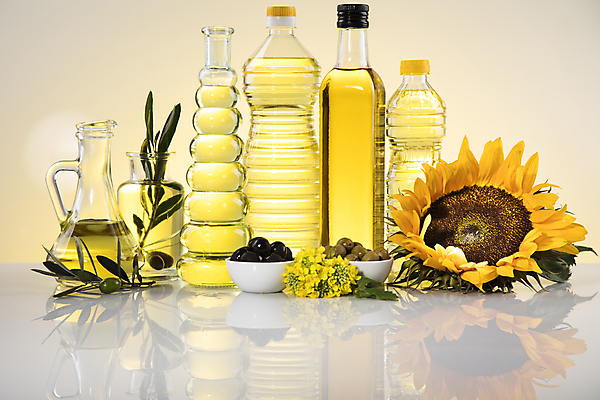 포토 JPG 해외이미지 유리병 해바라기 실내 사람없음 반사 다양 나뭇가지 식용유 올리브오일 올리브 노란배경 오일병 올리브열매 올리브잎 카놀라 해바라기씨유 해외포토 나무 열매 꽃 다수 백그라운드 잎 병_용기 내부 노란색 기름_음식 파일형식 이미지허브