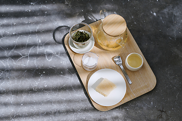 포토 JPG 해외이미지 그릇 접시 회색배경 실내 그림자 사람없음 케이크 다도 찻주전자 찻잎 나무쟁반 해외포토 식기 백그라운드 주전자 디저트 쟁반 내부 목재 차_음료 회색 예절 파일형식 이미지허브