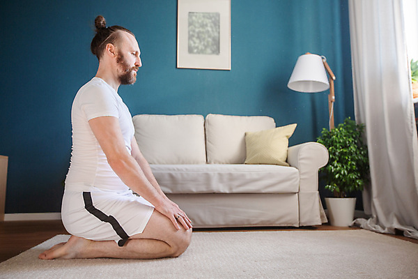 포토 JPG 해외이미지 식물 백인 라이프스타일 디자인 남자 스포츠 포즈 신체 요가 휴식 수염 바닥 주택 건강 한명 사람 성인 파란색 빛 운동복 소파 운동 스트레칭 화목 카펫 방 에너지 흰색 플랫 유연 연습 리빙 스칸디나비아 스타일 아사나자세 해외포토 서양인 1 웰빙 옷 컬러 컨셉 의자 건물 생활 요가자세 파일형식 이미지허브