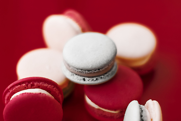 포토 JPG 해외이미지 디저트 실내 사람없음 아웃포커스 달콤 마카롱 빨간배경 해외포토 음식 백그라운드 촬영기법 내부 빨간색 맛 파일형식 이미지허브