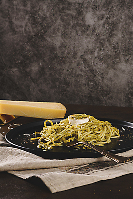 포토 JPG 해외이미지 접시 포크 회색배경 치즈 파스타 실내 사람없음 페스토 해외포토 식기 백그라운드 유제품 서양음식 내부 회색 소스_음식 파일형식 이미지허브