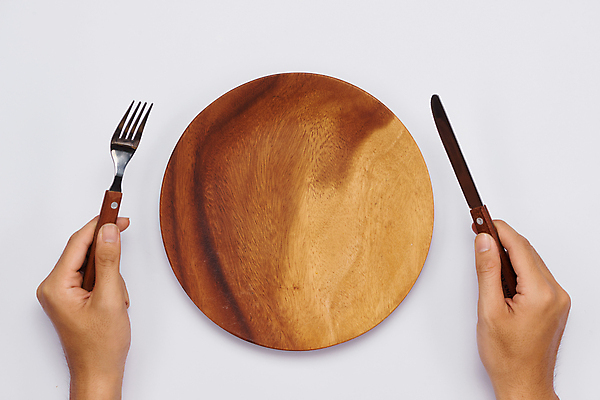 포토 JPG 해외이미지 손 포크 실내 들기 목재 신체부위 나이프 오브젝트 흰배경 나무접시 해외포토 나무 식기 접시 백그라운드 재료 모션 사람 내부 흰색 칼 파일형식 이미지허브