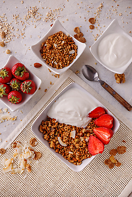 포토 JPG 해외이미지 그릇 딸기 실내 사람없음 하이앵글 숟가락 흰배경 요거트 뮤즐리 그래놀라 해외포토 식기 음식 뷰포인트 백그라운드 과일 유제품 수저 내부 흰색 파일형식 이미지허브