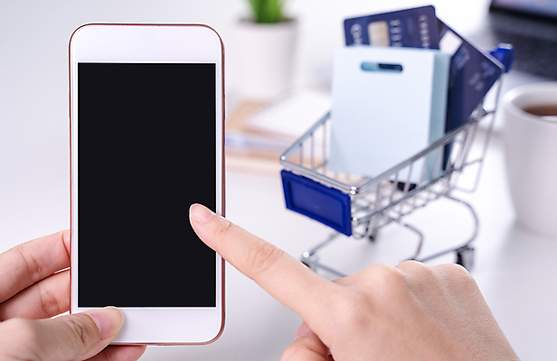 포토 JPG 해외이미지 손 실내 들기 아웃포커스 신체부위 스마트폰 쇼핑 쇼핑백 쇼핑카 미니어처 터치 신용카드 구매 오브젝트 흰배경 온라인쇼핑 모바일쇼핑 해외포토 백그라운드 가방 모션 촬영기법 사람 내부 금융 핸드폰 스마트기기 모형 카트 흰색 온라인 파일형식 이미지허브