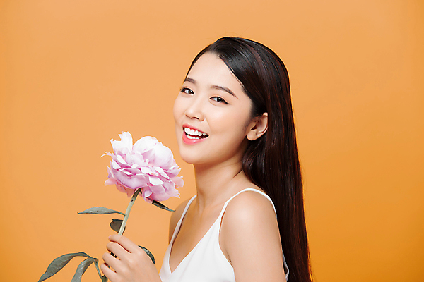 포토 JPG 해외이미지 응시 여자 꽃 실내 한명 들기 동양인 상반신 성인 옆모습 뷰티 성인여자한명만 주황색배경 해외포토 식물 1 시선 뷰포인트 백그라운드 모션 사람 인종 내부 주황색 여자한명만 성인여자만 파일형식 이미지허브