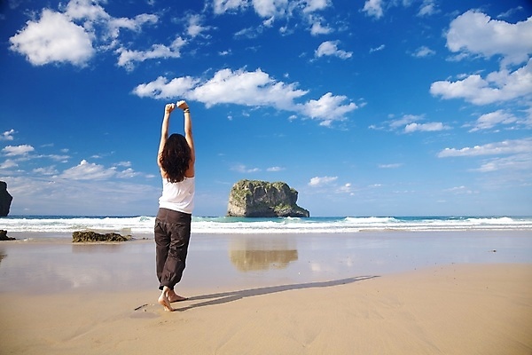 포토 JPG 해외이미지 백인 구름 라이프스타일 여자 행복 유럽 모래 바다 섬 여행 셔츠 바지 맨발 자연 하늘 휴가 산 갈색머리 그림자 한명 사람 풍경 성인 해변 야외 물 여름 파란색 산책 스페인 환영 스타일 수평선 해외포토 자연요소 서양인 1 헤어스타일 계절 감정 나라 컬러 상의 발 하의 휴식 생활 생태계 파일형식 이미지허브