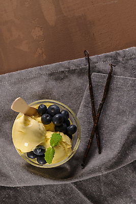 포토 JPG 해외이미지 아이스크림 잔 실내 사람없음 하이앵글 달콤 민트 블루베리 나무스푼 바닐라맛 나무배경 해외포토 식기 뷰포인트 백그라운드 과일 디저트 내부 맛 허브 나무숟가락 파일형식 이미지허브