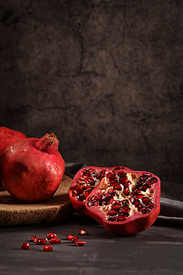 포토 JPG 해외이미지 검은배경 단면 사람없음 어둠 반쪽 날것 석류 석류알 해외포토 백그라운드 과일 검은색 파일형식 이미지허브