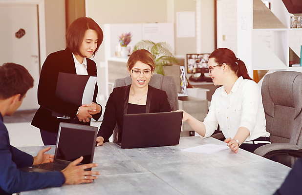 포토 JPG 해외이미지 직업 여자 비즈니스 통신 회의 협력 설계 노동자 아이디어 함께함 대화 여러명 노트북 사무실 업무 작업 비즈니스우먼 발표 그룹 계획 토론 종업원 동료 경영자 해외포토 다수 컨셉 관계 말하기 사람 전자제품 직장인 리더 파일형식 이미지허브