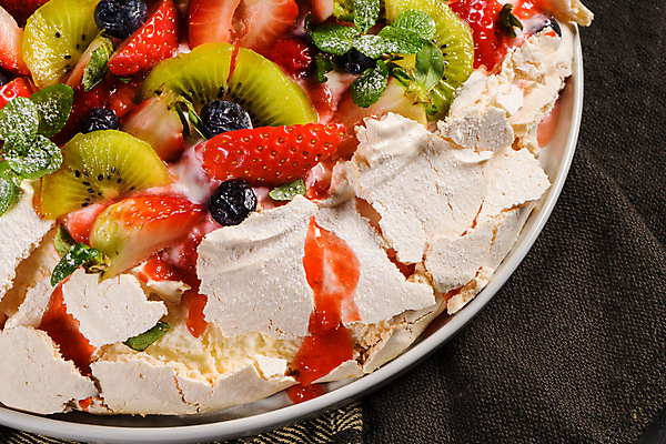 포토 JPG 해외이미지 접시 딸기 디저트 실내 키위 근접촬영 사람없음 케이크 식탁보 달콤 민트 블루베리 슬라이스 머랭 해외포토 식기 음식 뷰포인트 과일 내부 맛 허브 파일형식 이미지허브