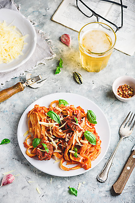 포토 JPG 해외이미지 접시 안경 포크 치즈 맥주 파스타 실내 마늘 사람없음 책 흰배경 바질 해외포토 식기 잡화 백그라운드 채소 유제품 주류 서양음식 내부 흰색 파일형식 이미지허브