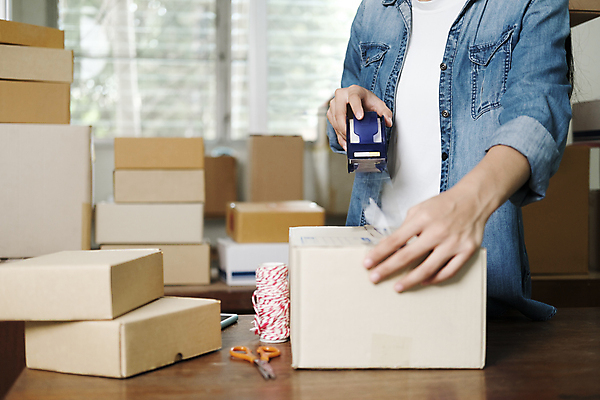 포토 JPG 해외이미지 여자 한명 상반신 성인 쌓기 실 택배 테이프 온라인쇼핑 택배상자 박스포장 붙이기 온라인쇼핑몰 성인여자한명만 해외포토 1 포장 모션 문구용품 사람 쇼핑 상자 운송업 쇼핑몰 온라인 여자한명만 성인여자만 파일형식 이미지허브