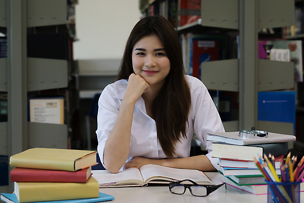 포토 JPG 해외이미지 학생 라이프스타일 여자 교육 학교 한명 사람 앉기 동양인 책 스터디 독서 도서관 읽기 대학교 이해 해외포토 1 모션 인종 생활 학습 파일형식 이미지허브