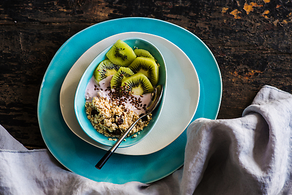 포토 JPG 해외이미지 그릇 실내 키위 사람없음 숟가락 슬라이스 요거트 건강식 오트밀 나무배경 해외포토 식기 음식 백그라운드 과일 유제품 수저 내부 파일형식 귀리 이미지허브