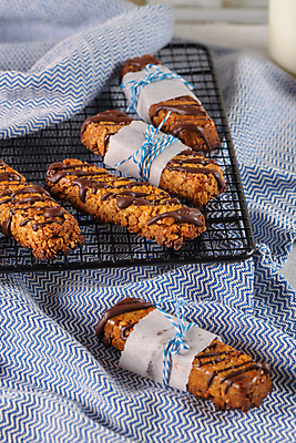 포토 JPG 해외이미지 리본 포장 실내 사람없음 초콜릿 달콤 건강식품 에너지바 종이호일 식힘망 해외포토 음식 디저트 건강 내부 주방도구 맛 제빵도구 파일형식 이미지허브