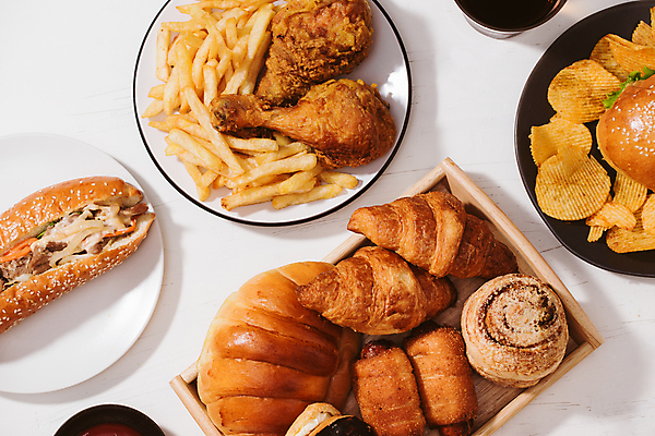 포토 JPG 해외이미지 패스트푸드 실내 사람없음 하이앵글 치킨 감자튀김 인스턴트 크루아상 흰배경 핫도그 감자칩 소세지빵 해외포토 음식 빵 뷰포인트 백그라운드 감자 내부 과자 튀김 흰색 칩_음식 닭고기요리 파일형식 이미지허브