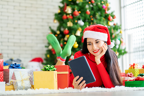 포토 JPG 해외이미지 전신 백인 응시 여자 엎드리기 산타모자 주택 실내 한명 들기 성인 앞모습 아웃포커스 선물상자 태블릿 크리스마스트리 턱괴기 성인여자한명만 해외포토 서양인 모자_잡화 1 시선 뷰포인트 크리스마스 모션 촬영기법 선물 사람 내부 건물 전자제품 스마트기기 상자 여자한명만 성인여자만 파일형식 이미지허브